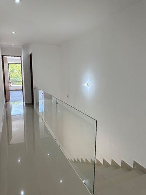 Escalera con moderno barandal de cristal