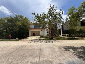 CASA EN VENTA EN MERIDA, DENTRO DEL YUCATAN COUNTRY CLUB, ENTREGA INMEDIATA