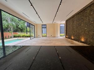 CASA EN VENTA EN MERIDA, DENTRO DEL YUCATAN COUNTRY CLUB, ENTREGA INMEDIATA