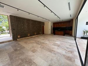 CASA EN VENTA EN MERIDA, DENTRO DEL YUCATAN COUNTRY CLUB, ENTREGA INMEDIATA