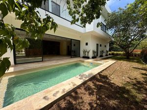 CASA EN VENTA EN MERIDA, DENTRO DEL YUCATAN COUNTRY CLUB, ENTREGA INMEDIATA