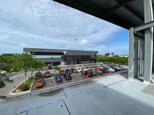 Locales en Plaza comercial sobre Av. Yucatan en renta