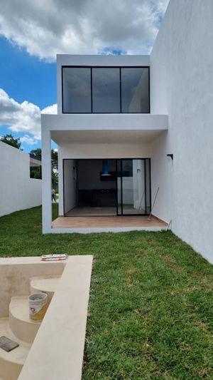 Casa de cuatro recámaras en Mérida con alberca, en privada residencial