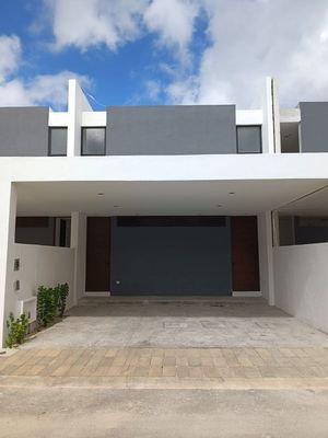 Casa tipo townhouse en Mérida, entrega inmediata