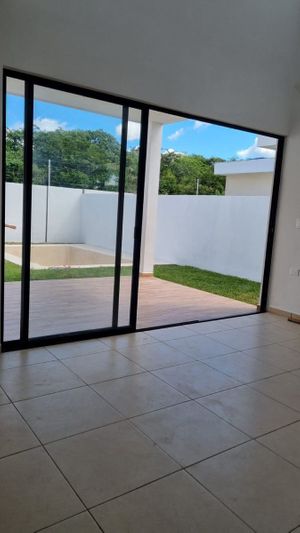 Casa de cuatro recámaras en Mérida con alberca, en privada residencial