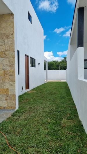 Casa de cuatro recámaras en Mérida con alberca, en privada residencial