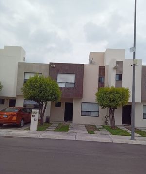 P Casa en RENTA en Querétaro ¡Amueblada, dentro de privada con áreas verdes!