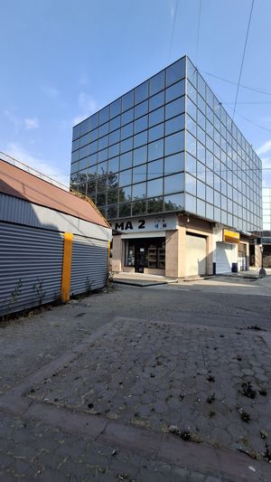 Se renta local comercial de 110m² a una cuadra del Chaparral