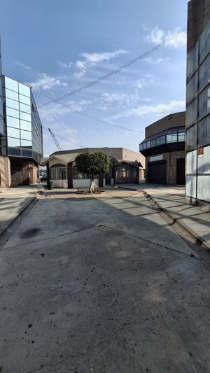 Se renta local comercial de 110m² a una cuadra del Chaparral