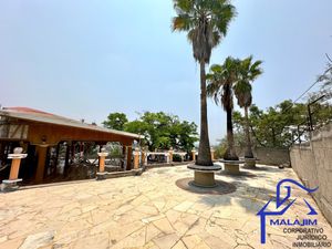 Hermosa Quinta con Alberca, Canchas, Jardines y Quiosco en Venta, Chiapa de Corz