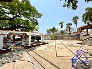 Hermosa Quinta con Alberca, Canchas, Jardines y Quiosco en Venta, Chiapa de Corz