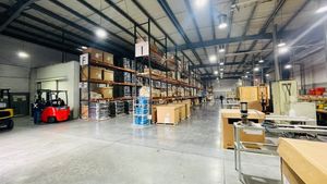 Bodega Industrial con Oficinas Amuebladas Disponible en Renta