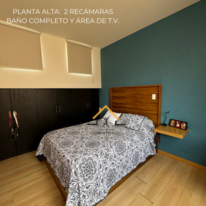 CASA EN VENTA FRACC. JESÚS DEL MONTE. Recámara en planta baja, jardín y terraza.