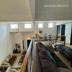 CASA EN VENTA FRACC. JESÚS DEL MONTE. Recámara en planta baja, jardín y terraza.