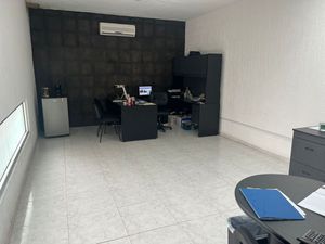 Renta de amplias OFICINAS / ALMACEN O BODEGA en Chichi Suarez