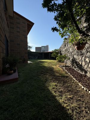 Casa estilo Artesanal de 4 hab. con amplio jardin en Privada Juriquilla