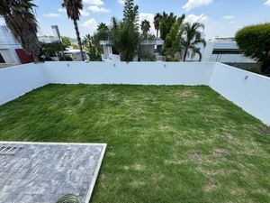 Casa en Venta de 4 Rec. con Jardin espectacular en Juriquilla