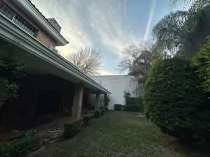 Casa en Jardines del Campestre, en venta para remodelar