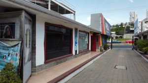 PLAZA COMERCIAL CERCA DE LOS ARCOS, SOBRE BERNARDO QUINTANA