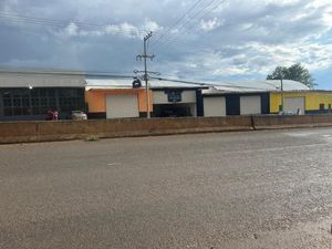 BODEGA EN VENTA CON OFICINA Y 4 LOCALES  EN EL TULE, ARANDAS, JAL.