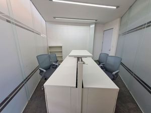 Oficina amueblada 4 escritorios tipo modular Centro de Negocios Plaza Mirador