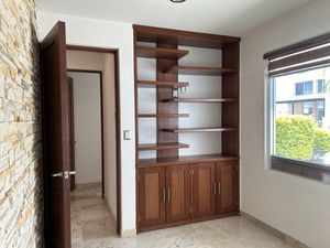 CASA EN VENTA CON AMPLIOS ESPCIOS Y ESTUDIO EN PLANTA BAJA EN CUMBRES DEL LAGO