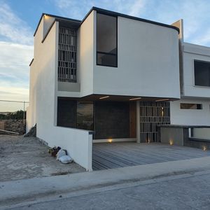 Espléndida casa nueva con diseño moderno y rooftop en Mirador del Campanario