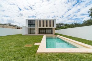 CASA EN VENTA MÉRIDA, PRIV. LA REJOYADA, 4 HABITACIONES, ALBERCA, AMENIDADES