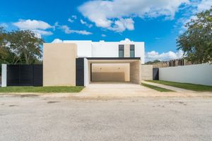 CASA EN VENTA MÉRIDA, PRIV. LA REJOYADA, 4 HABITACIONES, ALBERCA, AMENIDADES