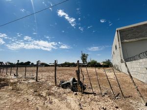 Se renta terreno a 3 cuadras del Blvd Lazaro Cardenas.