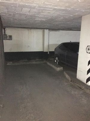 Estacionamiento que no se estorba con ningún vecino
