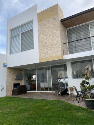 Preciosa Casa en Venta en Lomas de Juriquilla