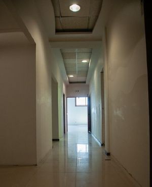 Local comercial con terraza planta baja  $250/m2 en edificio en Colosio