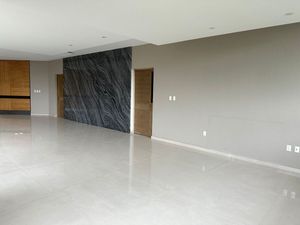 Venta de Casa de 3 niveles, con alberca y amplio jardín en Vista Real