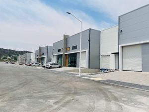 Bodega en renta de  726m2  cerca de Parque Industrial Queretaro  en $65k. GPS