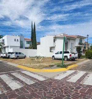 Terreno en venta en Jardin Real, frente a parque