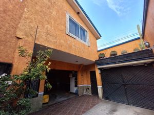 Casa en venta con departamento, Col. Comerciantes,  Querétaro