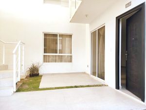 Se vende departamento en planta baja con patio y terraza en Zakia Queretaro