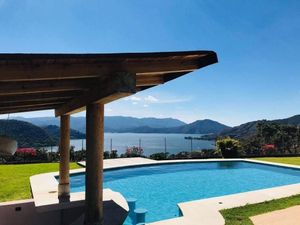 Casa en Renta en Valle de Bravo con Espectacular Vista al Lago