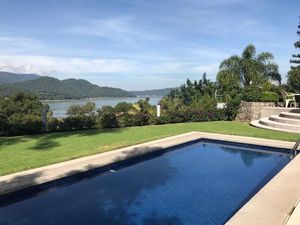 Casa en Venta con Maravillosa Vista al Lago en Exclusivo Condominio de 4 Casas