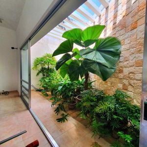 Casa AMPLIA de una planta en Av. PRINCIPAL de zona Norte