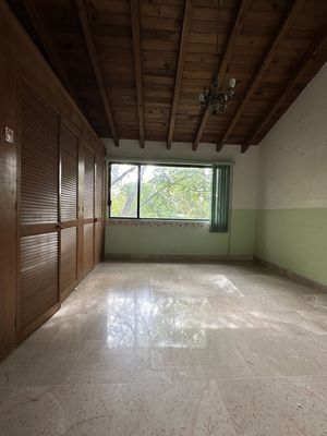 CASA EN RENTA CON JARDIN GRANDE, JURICA QUERETARO.