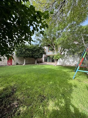 CASA EN RENTA CON JARDIN GRANDE, JURICA QUERETARO.