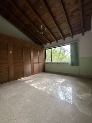 CASA EN RENTA CON JARDIN GRANDE, JURICA QUERETARO.