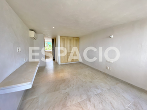 DEPARTAMENTO REMODELADO, 1er. PISO, 3REC/3WC, CTO DE SERV, ALBERCA, ELEVADOR,