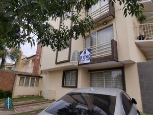 Departamento remodelado en 1er nivel en Col Real Del Bosque II