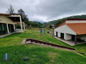 Amplio Terreno con 2 Modernas Cabañas en Fracc El Montecito