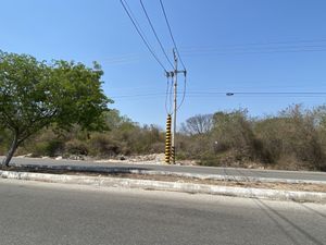 TERRENO EN ESQUINA SOBRE AVENIDA CERCA DE PERIFERICO PONIENTE 9,300 M2