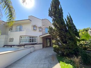 Amplia Residencia de 4 Recamaras en Esquina en Venta en Valle Real