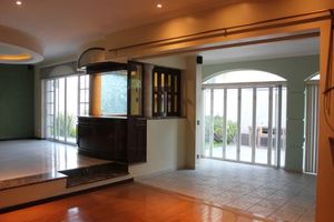 Amplia Residencia de 4 Recamaras en Esquina en Venta en Valle Real